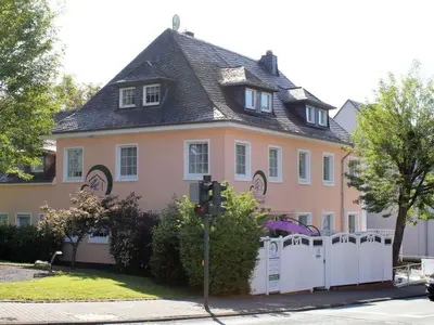 Das Gebäude in dem sich das Ferienhaus befindet
