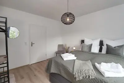 Ein Bett oder Betten in einem Zimmer der Unterkunft Design am Rhein I Traumlage Rheinufer I 3BR I Küche I öffentl Parkplätze I helloYOU apartments x BRIGHT Collection