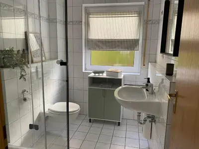 Ein Badezimmer in der Unterkunft Moderne Wohnung mit Terrasse & Parkplatz; Nähe BWZK & Amazon