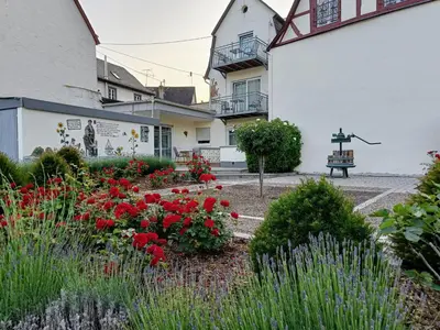 Ein Garten an der Unterkunft Ferienwohnung Moselstrand