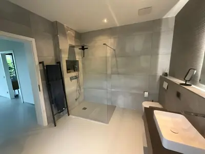 Ein Badezimmer in der Unterkunft Racers Lodge Nordschleife - mit Hebebühne und Doppelgarage