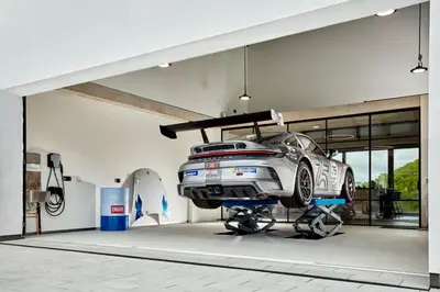 Grundriss der Unterkunft Racers Lodge Nordschleife - mit Hebebühne und Doppelgarage