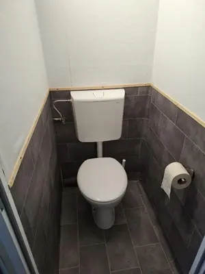 Ein Badezimmer in der Unterkunft Clamping Schlaffässer im Ferienpark Wolfsschlucht Prüm Eifel
