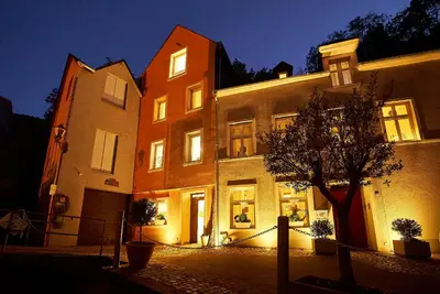 Das Gebäude in dem sich das Ferienhaus befindet
