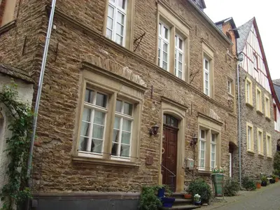 Das Gebäude in dem sich das Ferienhaus befindet