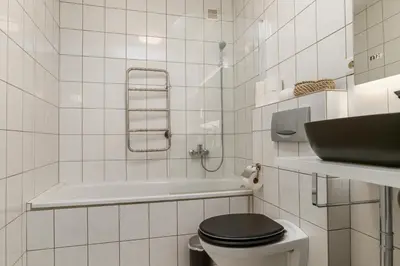 Ein Badezimmer in der Unterkunft Elbling Appartement for 4 People - Billiards - 2 Bedrooms - 2 Bathrooms - Balcony with Mosel View - Parking - Wine Barrel Bar - Fully Equipped Kitchen - Netflix - WaipuTV - 3 km from Cochem