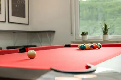 Ein Billardtisch in der Unterkunft Elbling Appartement for 4 People - Billiards - 2 Bedrooms - 2 Bathrooms - Balcony with Mosel View - Parking - Wine Barrel Bar - Fully Equipped Kitchen - Netflix - WaipuTV - 3 km from Cochem