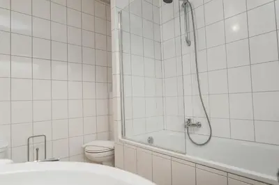 Ein Badezimmer in der Unterkunft Elbling Appartement for 4 People - Billiards - 2 Bedrooms - 2 Bathrooms - Balcony with Mosel View - Parking - Wine Barrel Bar - Fully Equipped Kitchen - Netflix - WaipuTV - 3 km from Cochem