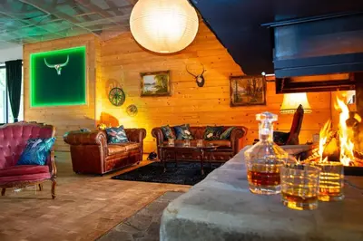 Ein Sitzbereich in der Unterkunft Bendorfer Stadl mit Whirlpool & Sauna