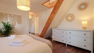 Ein Bett oder Betten in einem Zimmer der Unterkunft Große DTV-zertifizierte Ferienwohnung an der Mosel für 7 Personen - 3 Schlafzimmer, Parkplatz & Waschmaschine
