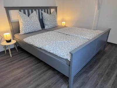 Ein Bett oder Betten in einem Zimmer der Unterkunft Ferienwohnung direkt an der Mosel im Zentrum von Zell