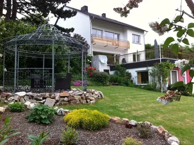 Ein Garten an der Unterkunft Julia's Mosel Villa Appartement TONY