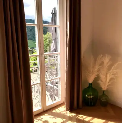 Ein Balkon oder eine Terrasse in der Unterkunft Klein & Fein für nach dem Wein bei Wein- & Sekthaus Dillé