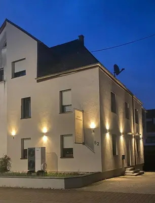 Das Gebäude in dem sich das Ferienhaus befindet