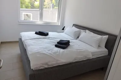 Ein Bett oder Betten in einem Zimmer der Unterkunft Apprimus Ferienwohnungen - Waldsee Rieden Panoramaterrasse 8 OG