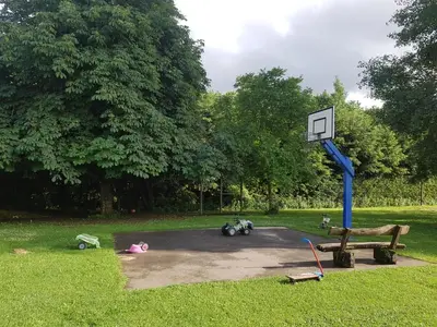Ein Garten an der Unterkunft Gemütliches Ferienhaus in der Eifel mit Pool, Tennisplatz, Minigolf und nahem See