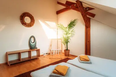 Ein Bett oder Betten in einem Zimmer der Unterkunft Spacious Penthouse with AC and Free Parking Steps Away From the Central Station