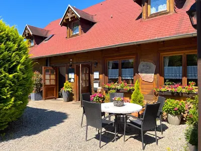 Das Gebäude in dem sich das Ferienhaus befindet
