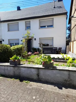 Ein Garten an der Unterkunft Haus am Hügel