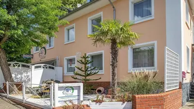 Das Gebäude in dem sich das Ferienhaus befindet