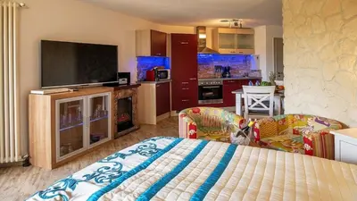 Küche/Küchenzeile in der Unterkunft Ferienwohnung Studio Vulkanpanorama - im Maarberg Resort - in Schalkenmehren am See