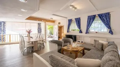 Ein Sitzbereich in der Unterkunft Ferienwohnung Vulkaneifel - b66059