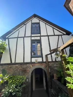 Das Gebäude in dem sich das Ferienhaus befindet