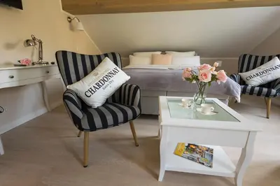Ein Sitzbereich in der Unterkunft Nostalgie-Nest mit Boxspringbett