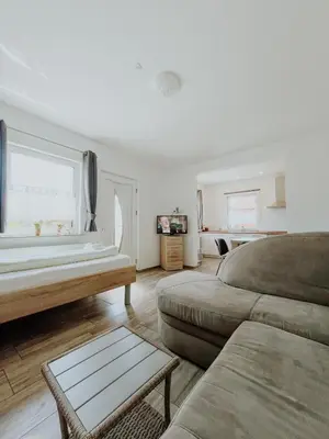 Ein Sitzbereich in der Unterkunft Feriendorf Lahnsteiner Höhe