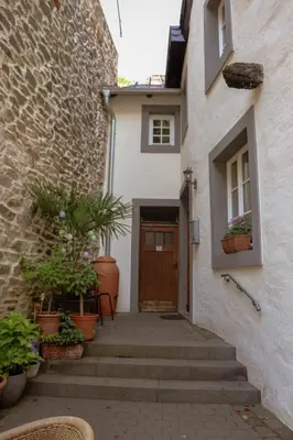 Das Gebäude in dem sich das Ferienhaus befindet