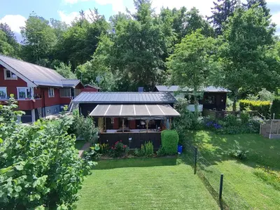 Ein Garten an der Unterkunft Waldhäuschen
