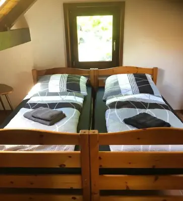 Ein Bett oder Betten in einem Zimmer der Unterkunft Rustikale Wanderhütte am Angelteich