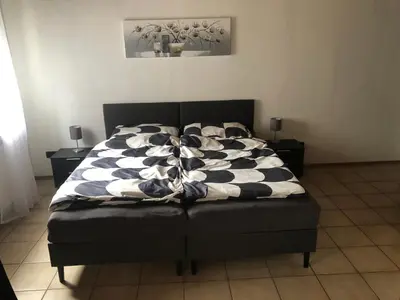 Ein Bett oder Betten in einem Zimmer der Unterkunft FeWo4You Rhens Umami