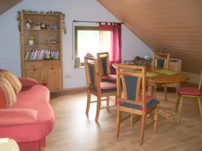 Ein Sitzbereich in der Unterkunft Ferienwohnung mit herrlichem Moselblick - b63990