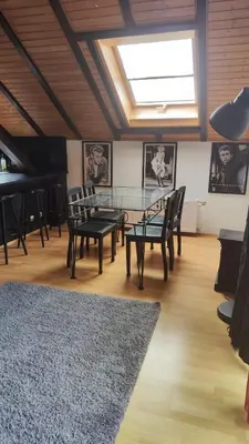 Ein Sitzbereich in der Unterkunft Batcave