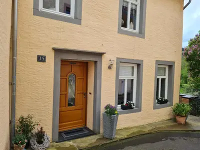 Das Gebäude in dem sich das Ferienhaus befindet