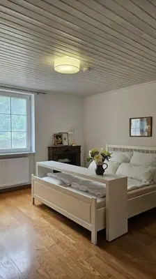 Ein Bett oder Betten in einem Zimmer der Unterkunft ländlich am Bach, Doppelbett und 2 Einzel