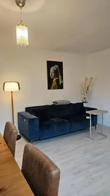 Ein Sitzbereich in der Unterkunft ländlich am Bach, Doppelbett und 2 Einzel