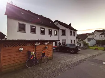 Das Gebäude in dem sich das Privatzimmer befindet