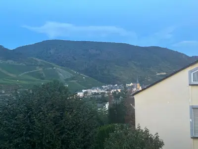 Ein allgemeiner Bergblick oder ein Berglick von der Ferienwohnung aus