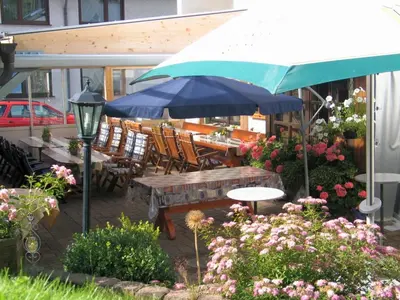 Ein Garten an der Unterkunft Pension Hilberath