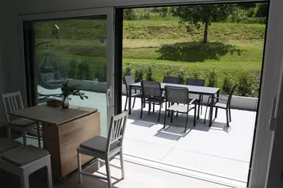 Ein Garten an der Unterkunft Tolles Tinyhaus - Wandern, Biken in der Eifel, mit Sauna