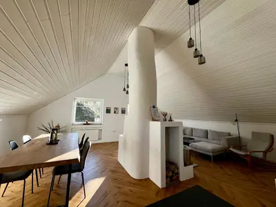 Ein Sitzbereich in der Unterkunft Ruhiges Lay-Haus in der Vulkaneifel, bis zu 7 Personen mit Terrasse, Garten und Kamin
