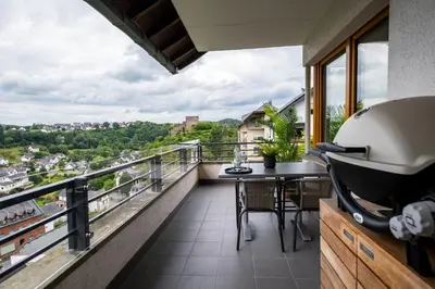 Ein Balkon oder eine Terrasse in der Unterkunft Wohnung mit Panoramablick Nähe Nürburgring