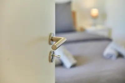 Ein Bett oder Betten in einem Zimmer der Unterkunft FEWO Henri