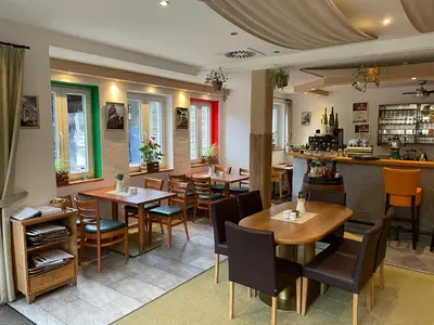 Ein Restaurant oder anderes Speiselokal in der Unterkunft Ferienhaus Ausonius
