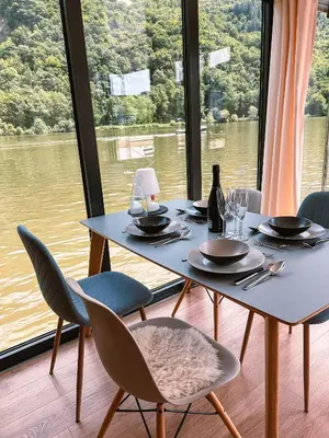 Blick auf einen Fluss in der Nähe des Bootes