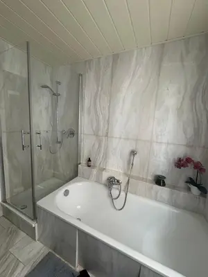 Ein Badezimmer in der Unterkunft Ferienwohnung Melanie 300 Meter zur Therme