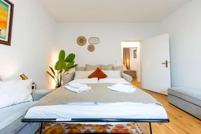 Ein Bett oder Betten in einem Zimmer der Unterkunft Church View Charming Apartment in the heart of Koblenz