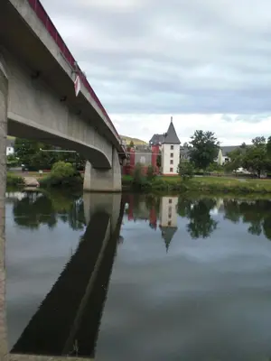 Blick auf einen Fluss in der Nähe des Privatzimmers